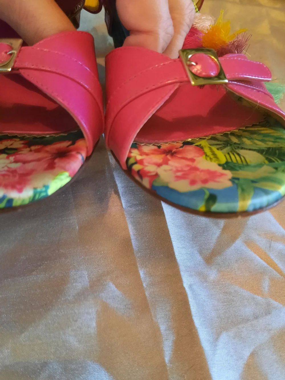 Antonio Melani Hot Pink Floral Patent Lthr Sandals w/buckle, Strap, and Stud Dtl